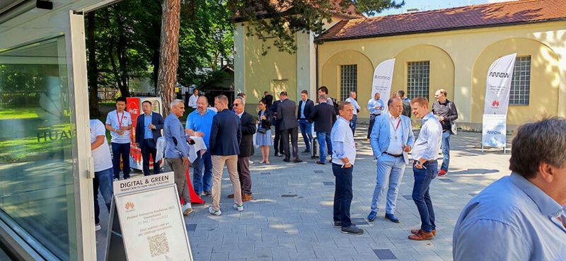 Erfahrungs-Austausch in den Vortrags-Pausen der Huawei Enterprise Roadshow 2022. (Bild: Harald Karcher)