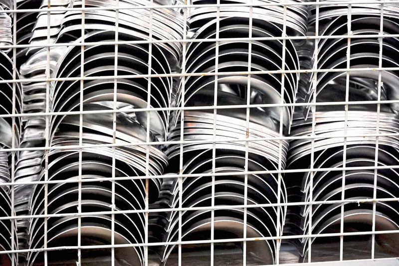 Gerade mit Blick auf die hohen Stückzahlen haben Servopressen große Vorteile gegenüber hydraulischen Anlagen. In der für BK Stanz- und Umformtechnik relevanten Teilegrößen sind bei Servopressen bis zu 30 Hübe möglich. (Bild: Pergler Media)