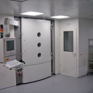 Bild 2: Die Beschichtungsanlage für silberhaltige Schichten im Reinraum stellt Schichten im Batchverfahren her. 