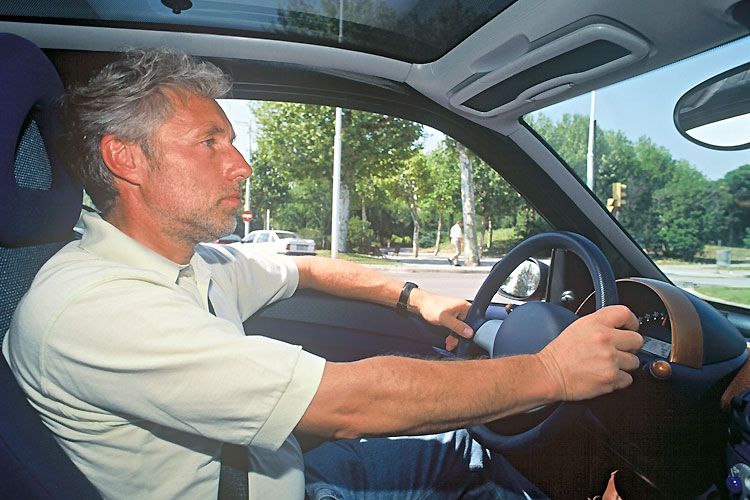 1997: Der Kopf hinter Smart ist Johann Tomforde. Hier zu sehen während der Europaerprobung im August 1997. (Foto: Daimler)