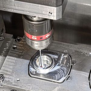 Die Position der durchgehenden Bohrung wird mit Hilfe des in die Werkzeugspindel eingewechselten Messtasters TC50 vermessen.(Bild:  Blum-Novotest)