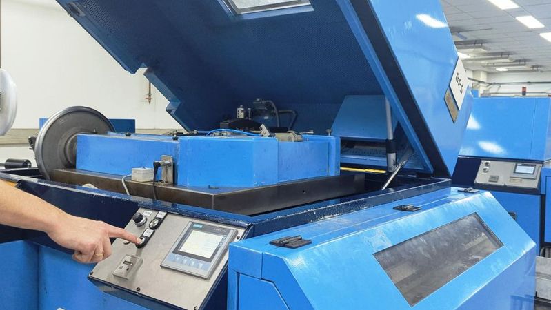 Für die Arbeit im Innenraum der Werkzeugmaschine gilt es, 45 kg schwere Schallschutzhauben zu öffnen. Die Kombination aus elektromechanischen Antrieben und Gasdruckfedern erhöht die Ergonomie.(Bild:  KeyTec Netherlands)