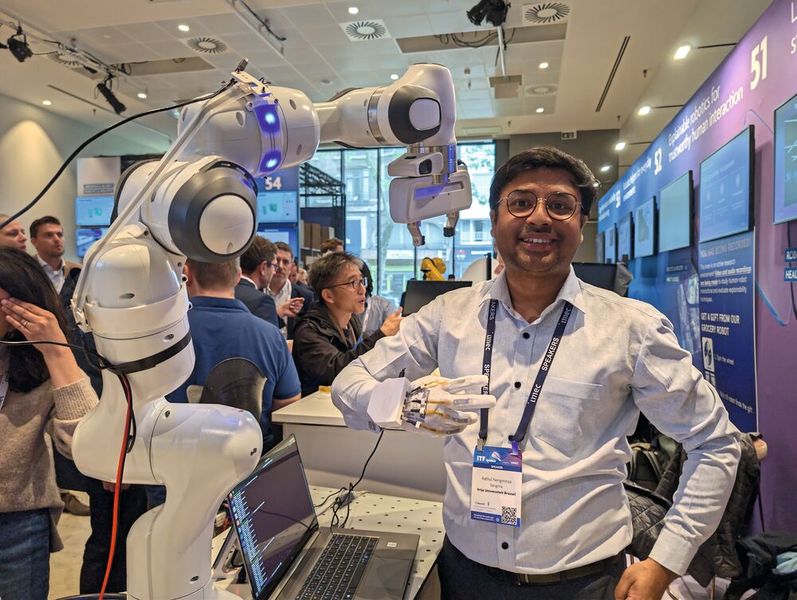 Elektronische Haut für die Industrie: In Handschuhe integrierte Sensoren erfassen die Fingerbewegungen des Trägers und übertragen diese in Echtzeit auf einen Robotergreifer. (Bild: mc/VCG)