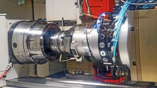 Der Spannkopf mit Anschlag wird automatisiert in das Spannfutter Toplus AC 100 mit Axzug eingewechselt.  (Bild: Hainbuch)