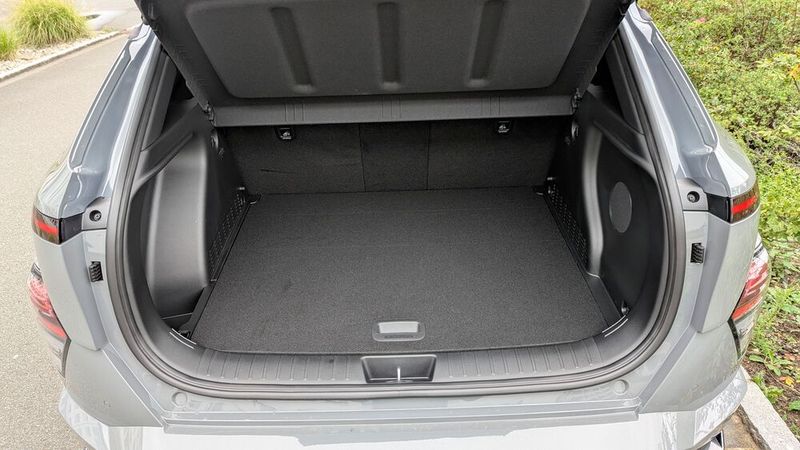 Der Kofferraum ist insgesamt 466 Liter groß, wovon sich allerdings viele unter ... (Bild: Rosenow – VCG)