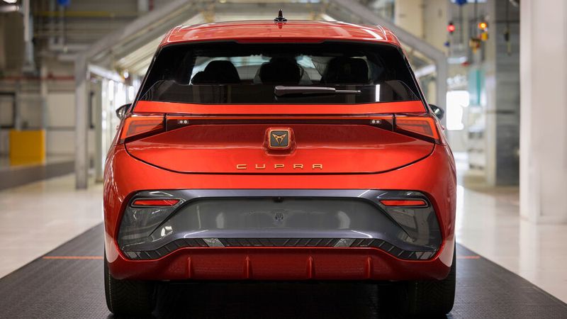 Hinten sieht der Nachfolgefahrer das markante Heck eines Cupra. (Bild: Seat)