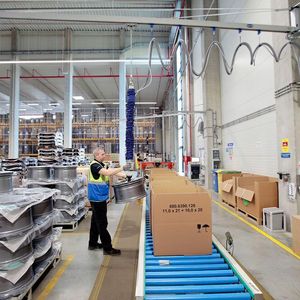 Ronlog fand mit dem Schmalz Felgengreifer am Vakuum-Schlauchheber Jumbo Flex in Kombination mit einem leichtgängigen Aluminium Säulenschwenkkran eine ergonomische Lösung zum Verpacken von Felgen.