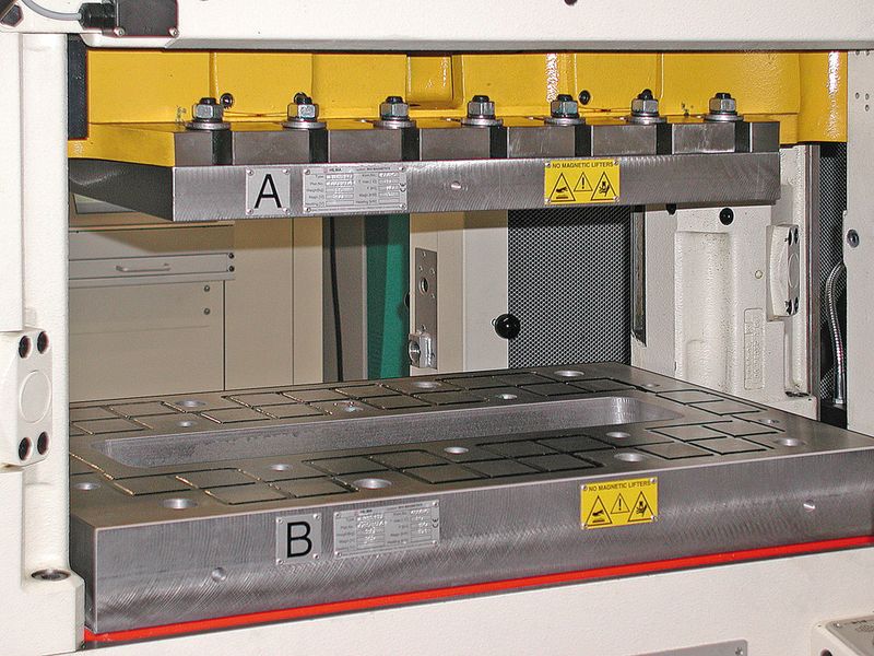 Die Magnet-Spannplatte mit 120 kN Spannkraft in einem Schnellstanzautomaten. (Bild: Roemheld)
