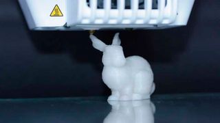 Ein 3D-​Drucker druckt einen Kunststoffhasen. Im Kunststoff sind DNA-​Moleküle enthalten, in denen die Druckanleitung kodiert ist.  (ETH Zürich / Julian Koch)