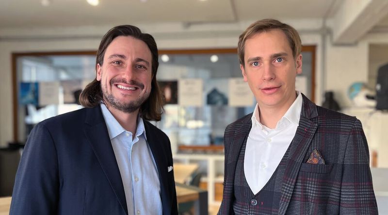 Neue Doppelspitze: Daniel Kaiser (rechts im Bild) wird neuer Co-CEO bei Gindumac und bildet künftig gemeinsam mit Benedikt Ruf die Unternehmensleitung. Zuvor war Kaiser Managing Director bei DMG Mori. Janek Andre, der das Unternehmen gemeinsam mit Ruf gegründet und geführt hat, widmet sich auf eigenen Wunsch einer neuen unternehmerischen Herausforderung. (Bild: Gindumac)