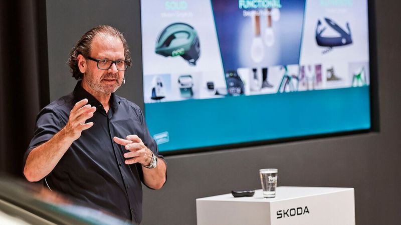 Oliver Stefani verdeutlichte, dass das künftige Skoda-Design die Marke optisch deutlich von den Konzernschwestern Seat/Cupra und VW abgrenzen soll.  (Bild: Skoda)