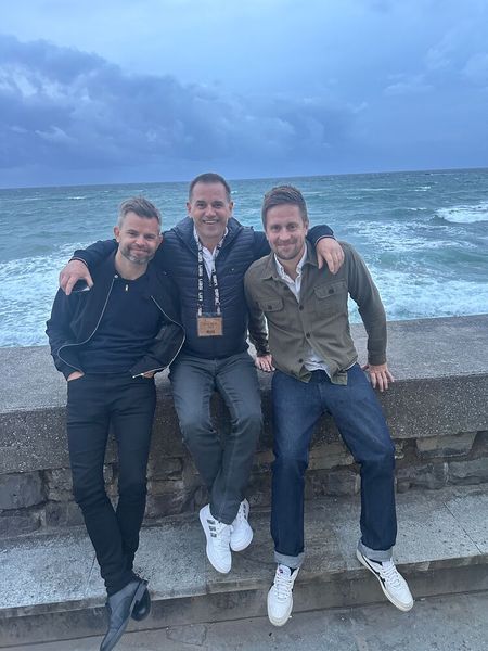 (v. l.) Steffen Honcke & Nicolaj Jonsson (Comm21G) mit Kenneth Norby (Vendora Nordics) haben es nicht so stürmisch erwartet. (Bild: Vogel IT-Medien GmbH)