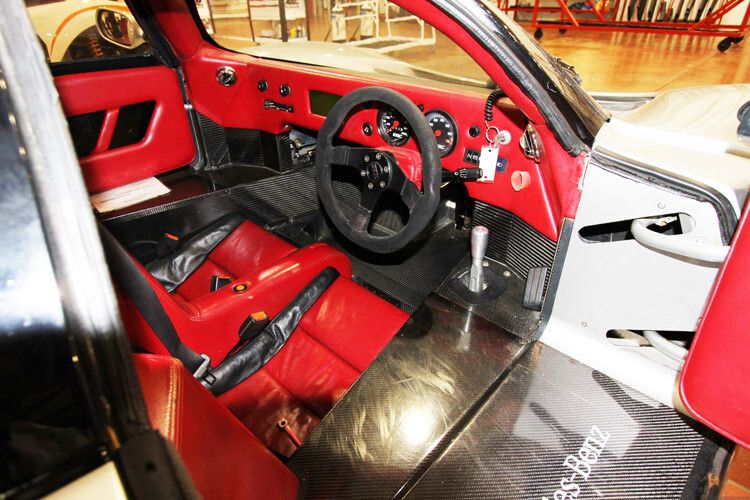 Viel Komfort gibt es im rot-schwarz gestylten Cockpit nicht. Pedale und Lenksäule sind verstellbar und die einzigen Annehmlichkeiten. (Foto: RKMCCA)