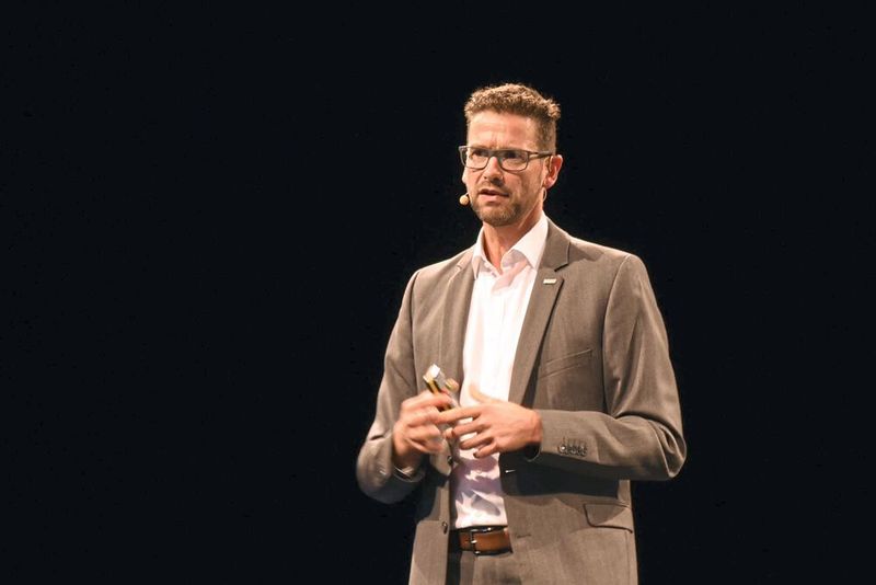 Michael Stritzelberger von Kärcher zeigte Anhand des Geschäftsmodells von Kärcher auf, dass auch in Zeiten von Digitalisierung der Mensch im Mittelpunkt steht. Nimmt man ihn nicht mit, funktioniert das Geschäftsmodell nicht - auch nicht dem Kunden gegenüber. (Stefanie Michel)