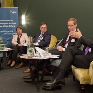 Rege Diskussion in Berlin zur Frage nach dem richtigen Qualifikationsmix in Deutschland: (vlnr) Andreas Scheider (Trumpf), Patricia Lips (MdB), Hartmut Rauen (VDMA), Prof. Michael Hüther (IdW), Dr. Manfred Wittenstein (Impuls-Stiftung)