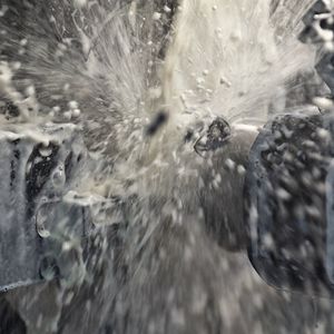 Weil bis zu fünf Werkzeuge gleichzeitig im Einsatz sind, werden die Taktzeiten bei den CNC-Mehrschlittenmaschinen von Lico besonders kurz. 