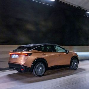 Serienmäßig ist ein schneller 22-kW-Bordlader dabei.(Bild:  Nissan)