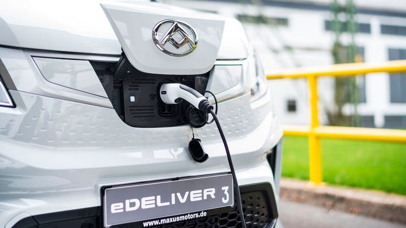 Die Klappe ist gut positioniert, aber ein wenig hakelig in der Bedienung. (Bild: Maxus)