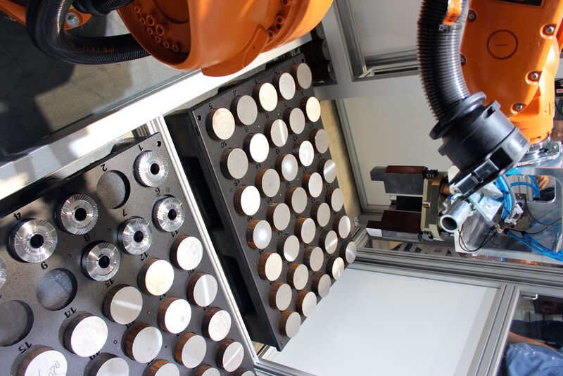 Der Kuka-Roboter in der Mazak Integrex übernimmt nicht nur das Werkstück- sondern auch das erweiterte Werkzeughandling. (Mazak)