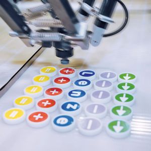 Selbst komplexe Pick-&-Place-Bewegungen lassen sich mit den Robotikmodulen so einfach wie eine Einzelachsbewegung umsetzen.