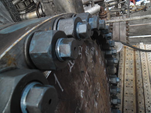 Bei der Abschaltung einer türkischen Raffinerie  haben die Monteure mit pneumatischen Drehmomentschraubern ohne Reaktionsarm und ohne Gegenhaltschlüssel Just-Bolts an mehreren Wärmetauscher-Flanschen verbaut. Die Zeitersparnis gegenüber der Arbeit mit herkömmlichen Schrauben liegt bei mindestens 40 %. (Bild: Hytorc)