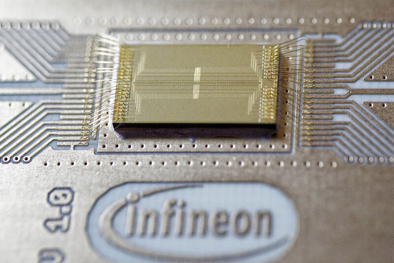 Modul eines mikrostrukturierten Ionenfallen-Quantenchips von Infineon im Sockel.
