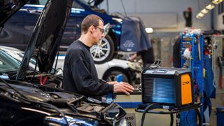 Immer öfter müssen bzw. sollten Kfz-Betriebe heutzutage Fahrzeuge während eines Werkstattaufenthalts laden. Diese Leistung müssen sie nicht verschenken. (Bild: Peter Alvey Photographer)