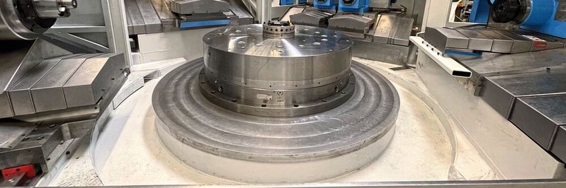 Hier läuft alles zusammen: Der Fibrotakt-Rundtisch steht im Mittelpunkt des Bearbeitungszentrums, das SSB-Maschinenbau derzeit montiert.(Bild:  SSB-Maschinenbau / Holger Klatte)