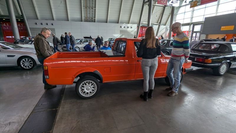 Den findet Frau vermutlich weniger praktisch. Verständlich, wohin auch mit Hand- und Einkaufstaschen, wenn noch jemand mitfährt? (Bild: Dominsky – VCG)