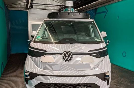 Hände weg vom Steuer! Das autonome Fahren ist bei Volkswagen schon länger ein Thema, wenn auch andere deutsche Autohersteller davon wieder abgegangen sind. Nun haben die Wolfsburger entschieden, im nächsten Jahr in China das Fahren auf Level-3 zu etablieren ...(Bild:  Volkswagen)