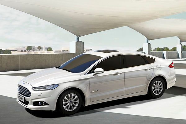 Der Mondeo Hybrid besitzt serienmäßig eine gute Ausstattung. Der Testwagen enthielt zusätzlich die Pakete „Business II“ und „Design II“. Damit und mit weiteren optionalen Ergänzungen – Gurtairbags im Fond, Diebstahlalarmanlage, Totwinkelassistent, elektrische Lenksäuleneinstellung und Metalliclackierung – kommt die große Limousine mit dem Duo-Antrieb auf einen Listenpreis von 40.405 Euro. (Foto: Ford)