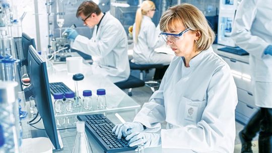 Abb.1: Dank der Digitalisierung können Laborprozesse effizient aufeinander abgestimmt werden. Voraussetzung ist die umfassende Datenverfügbarkeit und die Konnektivität der verschiedenen Laborgeräte- und systeme. Abb.1: Dank der Digitalisierung können Laborprozesse effizient aufeinander abgestimmt werden. Voraussetzung ist die umfassende Datenverfügbarkeit und die Konnektivität der verschiedenen Laborgeräte- und systeme.