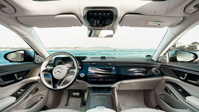 Zwei 13,1-Zoll-Bildschirme im Fond ermöglichen den Zugriff auf Entertainment-, Komfort- und Fahrzeugfunktionen. (Bild: Mercedes-Benz)