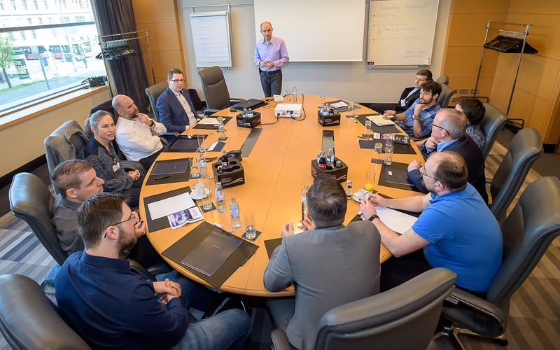 Die Roundtables boten eine ideale Gelegenheit zum persönlichen Erfahrungsaustausch (Vogel-IT Akademie / Marko’s Photography)