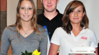 Drei glückliche Gewinner: (v. li.) Sandra Jäger, Deutsche Teilnehmerin an den Euro Skills und World Skills, Bundessieger Daniel Hartmann und Casting-Siegerin Franziska Schildhauer. (Schmidt)