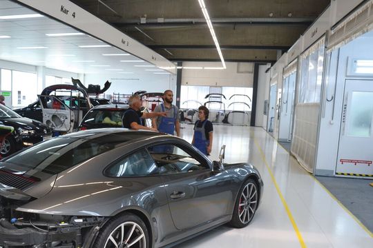 Für K&L-Werkstätten, die auch in Zukunft erfolgreich arbeiten sein wollen, werden modernes Equipment und Räumlichkeiten immer mehr unverzichtbar.(Bild:  Michel / »kfz-betrieb«)