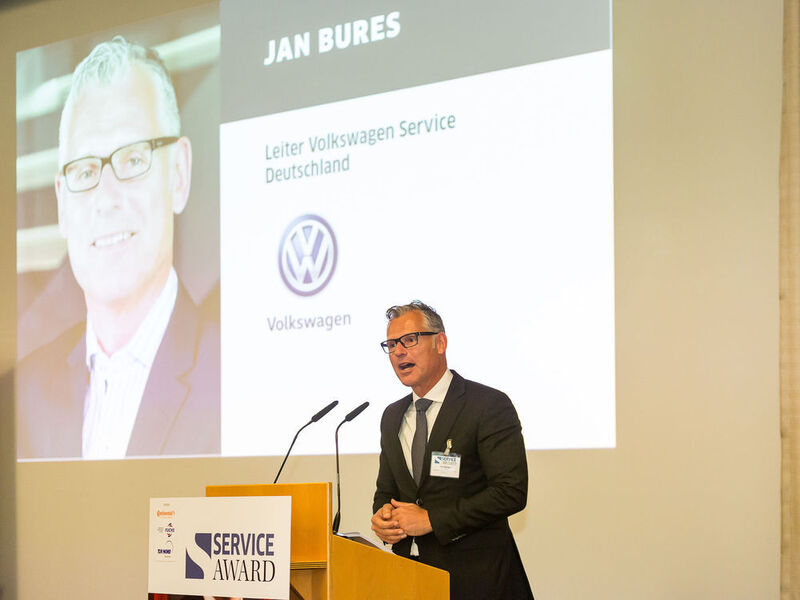 Ähnlich geht es Jan Bures von Volkswagen, der das Autohaus Bierschneider für seine guten Leistungen lobt. (Stefan Bausewein)