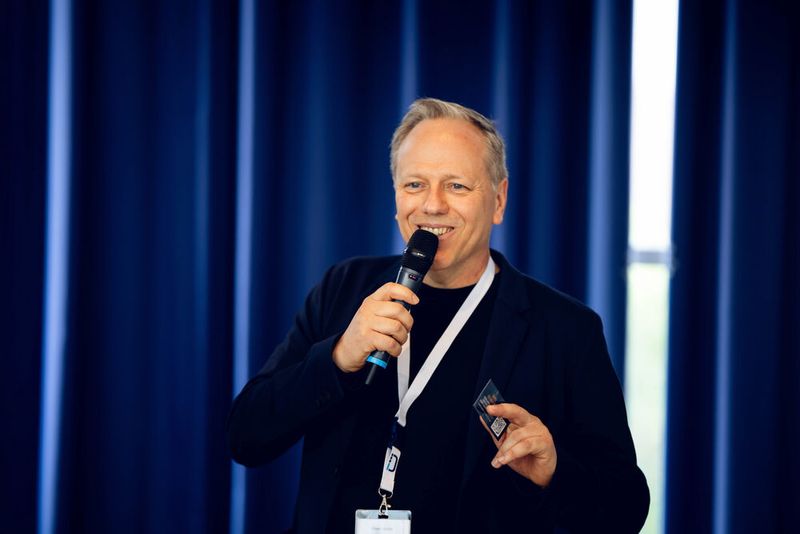 Moderation der Keynotes / Vorträge durch Oliver Lindlar (Managing Director Gordion) (Bild: Dierck Group)