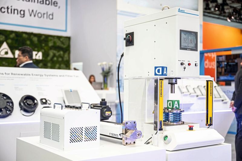 The electric servo press AM-ESP S is equipped with sensors and intelligent drive control. This allows force and displacement to be precisely controlled and documented. (Image:Delta Electronics)