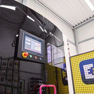 Ablängen, Abisolieren, Crimpen und Beschriften der Leitungen übernimmt das Wire Terminal von Rittal Automation Systems. 