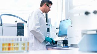 Die Qualitätsoptimierung von Kraftstoffen ist im Hinblick auf deren Verträglichkeit für Umwelt und Motoren von großer Bedeutung. (SGS Group)