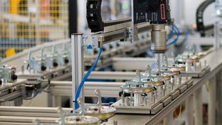 Für die Herstellung von Elektromagneten wurde eine flexible Montagelinie konzipiert.  Bild: Licos Trucktec (Archiv: Vogel Business Media)