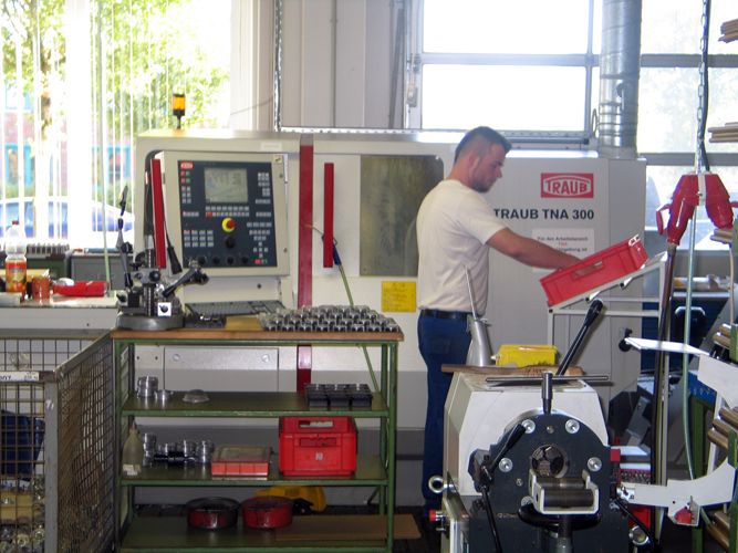 Der Präzisions-Spezialist arbeitet unter anderem mit Werkzeugmaschinen von Traub. (Archiv: Vogel Business Media)
