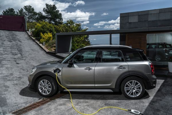 Die gesamte Hybrid-Technik ist so verbaut, dass man im Innenraum nichts davon wahrnimmt, mit Ausnahme der Bedienelemente, mit denen die unterschiedlichen Fahrmodi aktiviert werden. (Mini)