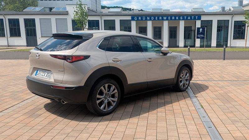 9. Der Verbauch: Mazda gibt den kombinierten Verbrauch unseres Testwagens mit 6,5 bis 6,6 Liter an. Das entsprach tatsächlich unserem durchschnittlichen Verbrauch auf einer Testfahrt von Würzburg nach Nürnberg und zurück. Allerdings konnten wir auf meist geschwindigkeitsbegrenzten Autobahnen selten wirklich Gas geben.  (Bild: Simon – VCG)