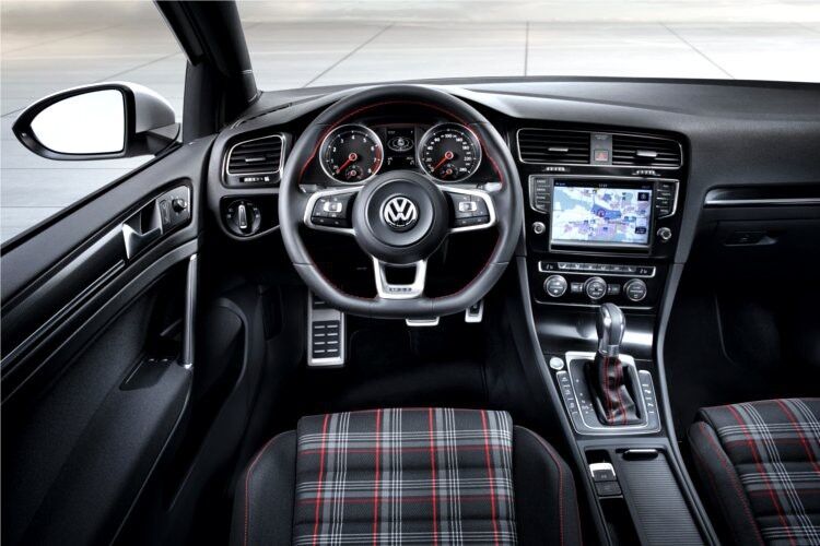 Im Innenraum finden sich typische Elemente wie Karositze und rote Ziernähte. (VW)