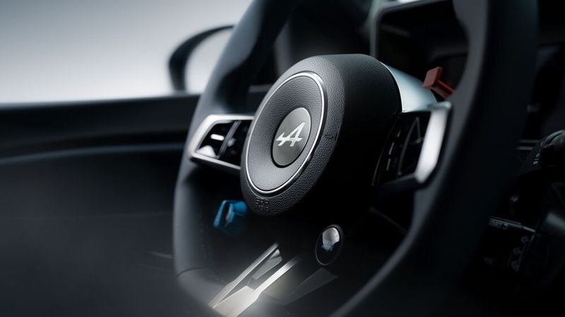 Das Lenkrad gibt dem Fahrer das Gefühl, in einem Rennwagen zu sitzen. (Bild: Alpine)