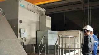 Der Luftverdichter der Duisburger Anlage von Air Liquide. Unter dem Portalkran ist der (rechteckige) 20 MW-Antrieb zu sehen. (Martin Witzsch)