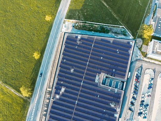 Photovoltaikanlagen auf Dach und Fassade reduzieren den Bedarf an externer Energie.(Bild:  Pilatus Flugzeugwerke AG)