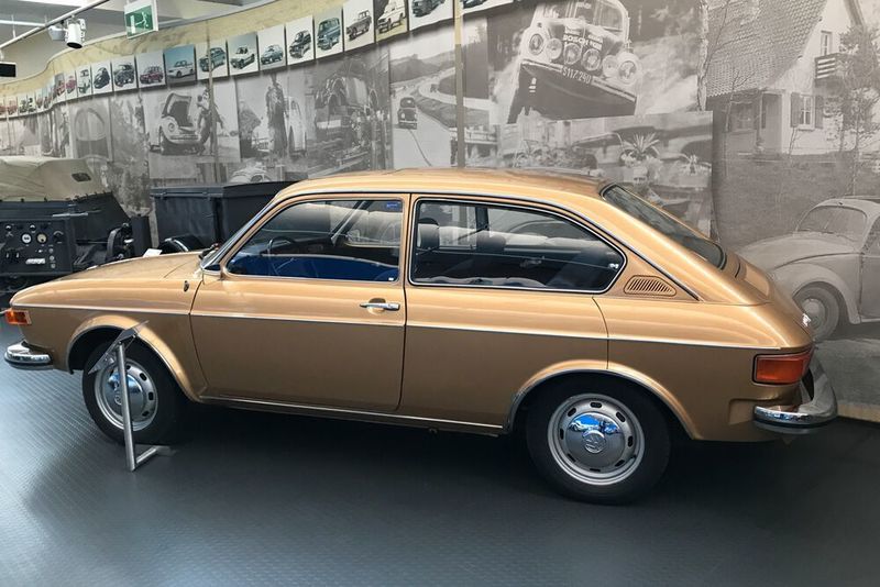 Die zweitürige Limousine Volkswagen 412 LE von 1973. (Autodrom)